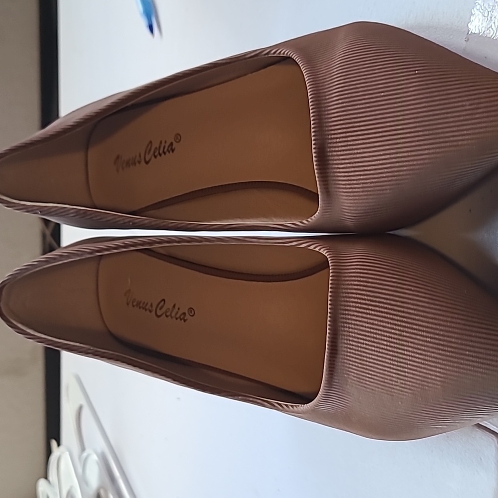 New heels never worn Venus Celia size 40  (8.5 brown color
